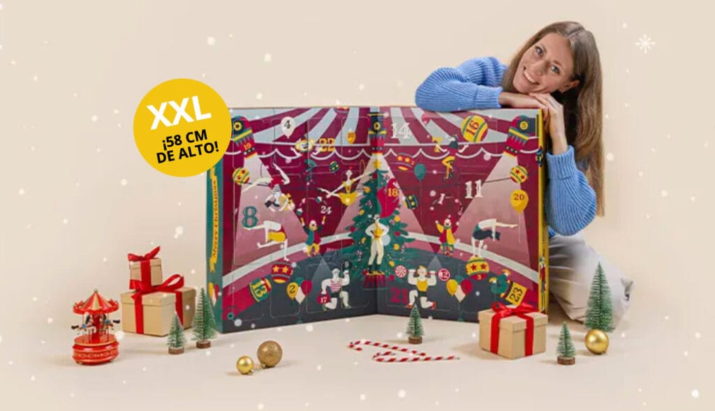 Calendario de Adviento Degusta Box 2025, ya a la venta 1 Una mujer posa junto a la caja XXL del calendario Degusta Box 2025