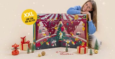 Una mujer posa junto a la caja XXL del calendario Degusta Box 2025
