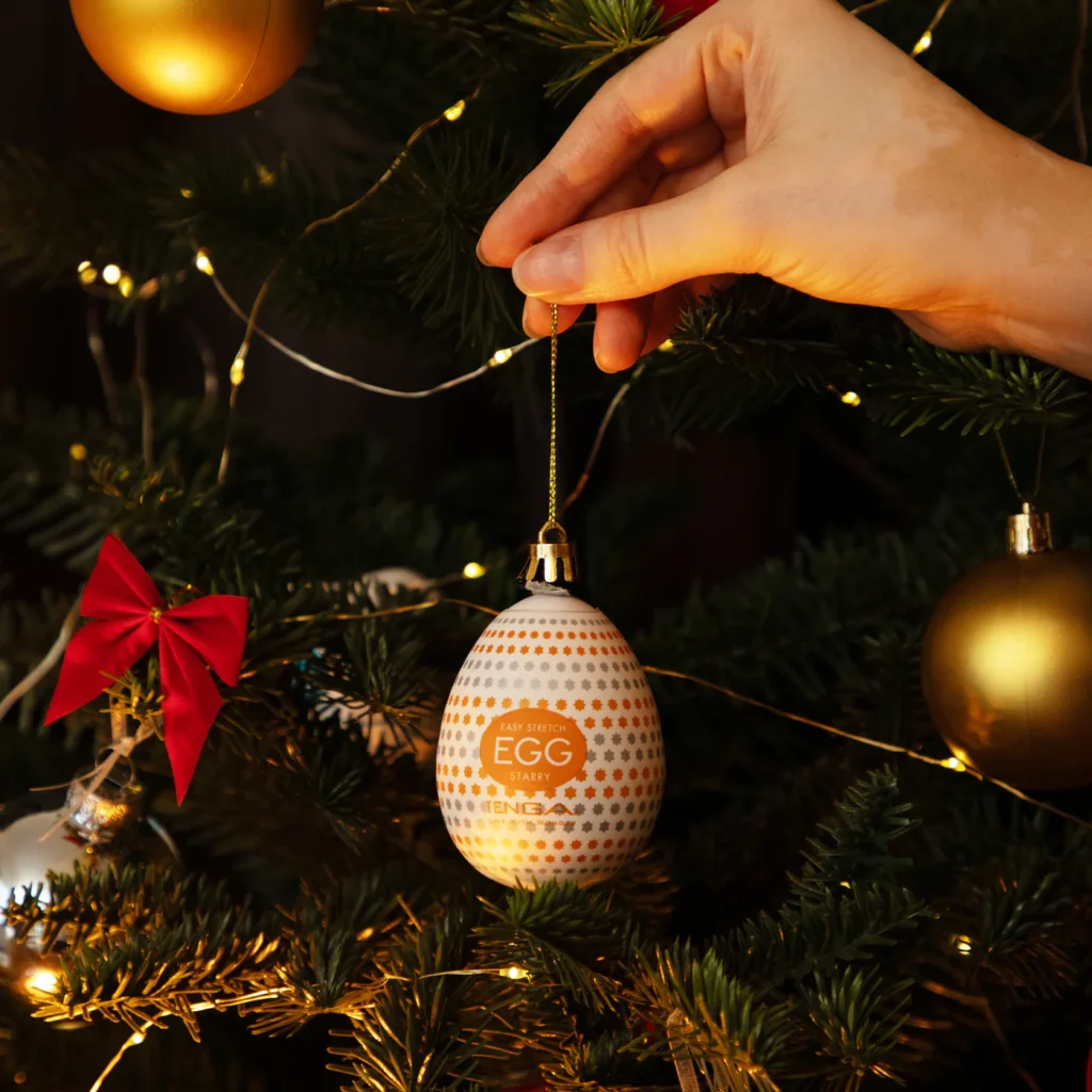Una EGG de Tenga como adorno del árbol de Navidad