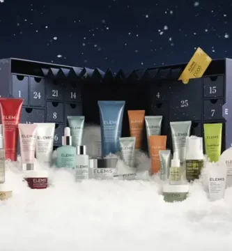 El Calendario de Adviento Elemis 2025 y sus productos sobre unas nubes
