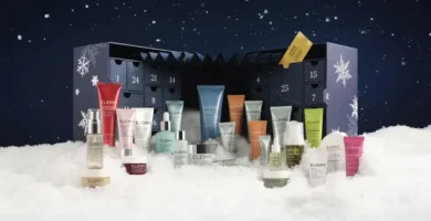 Calendario de adviento Elemis 2025, ya a la venta en España 2 El Calendario de Adviento Elemis 2025 y sus productos sobre unas nubes