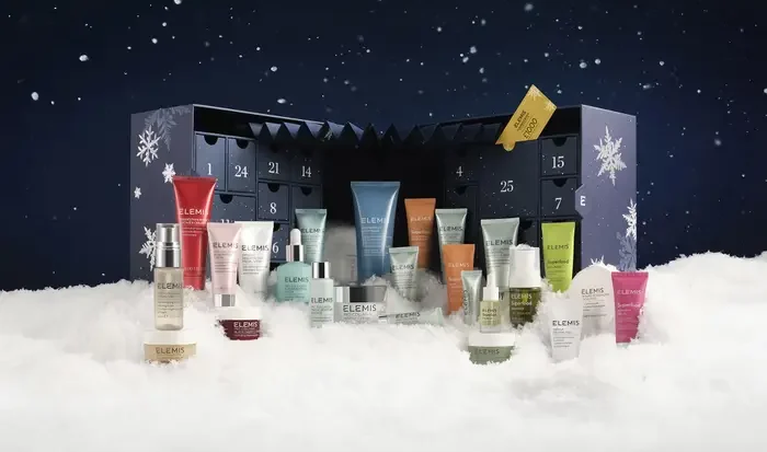 El Calendario de Adviento Elemis 2025 y sus productos sobre unas nubes