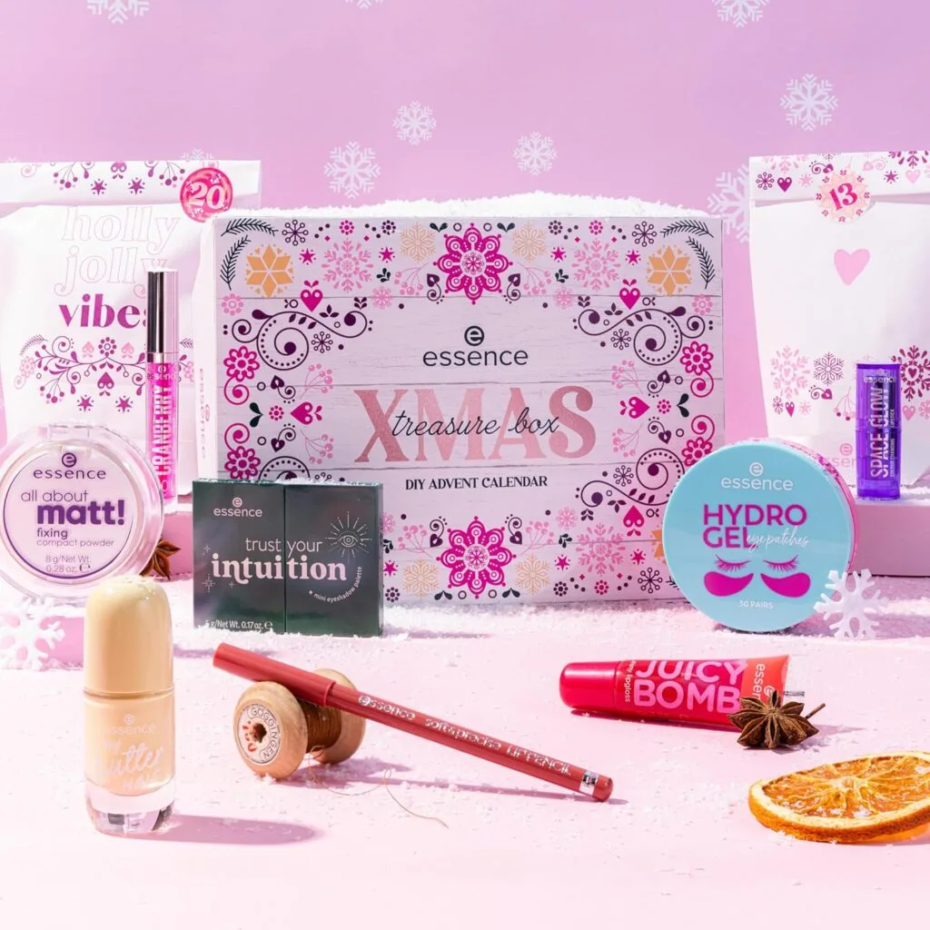La caja y los productos del Calendario de adviento Essence DIY 2025
