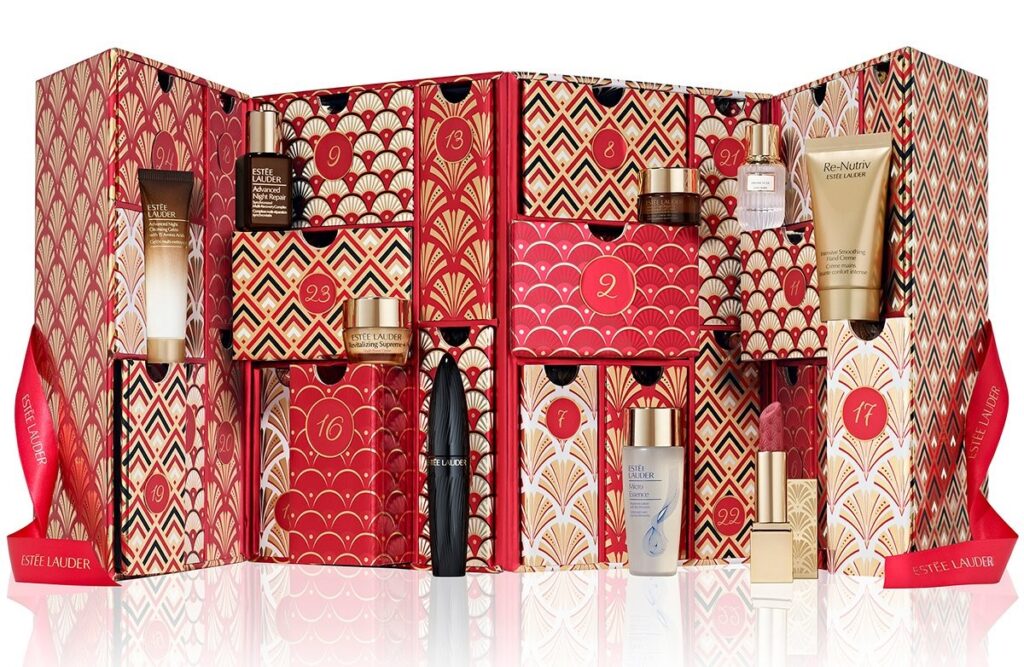 El interior de la caja y algunos productos del Calendario de Adviento Estée Lauder 2024