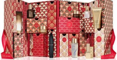 El interior de la caja y algunos productos del Calendario de Adviento Estée Lauder 2024
