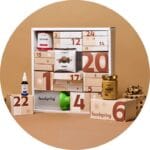 El interior de la caja con algunos de los productos del Calendario de Adviento Foodspring 2024