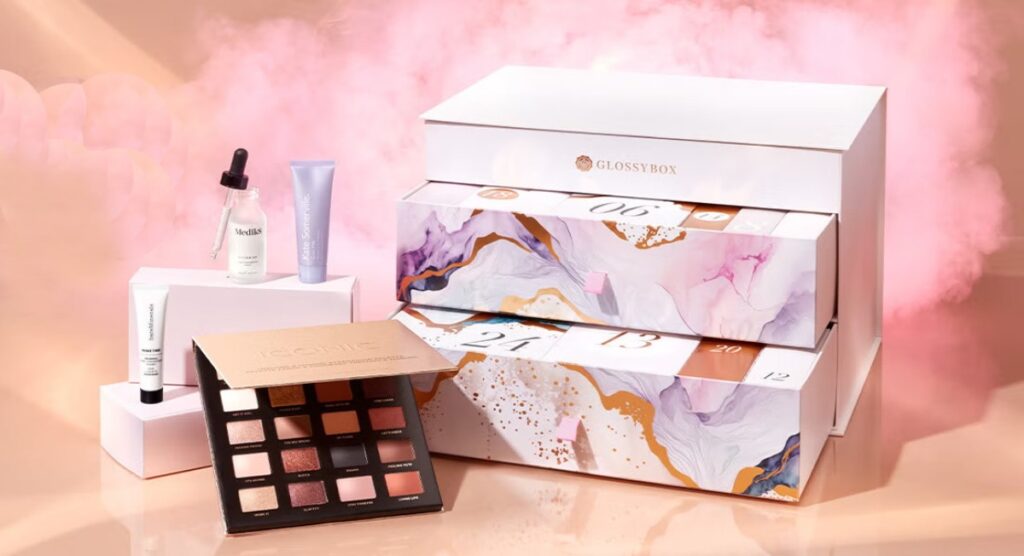 La caja en forma de joyero y algunos de los productos del Calendario de Adviento Glossybox 2024