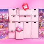 El interior del Calendario de Adviento Glow Recipe 2024, con alguno de sus productos sobre los cajones deslizables