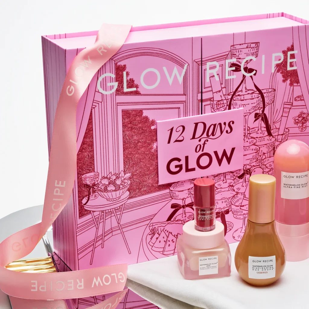 La caja del Calendario de adviento Glow Recipe 2025 y tres de los productos que incluye
