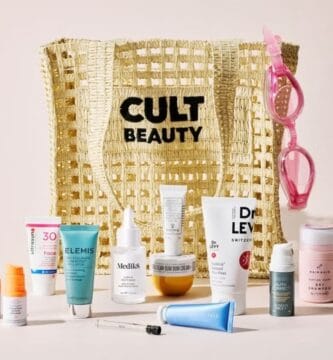 La bolsa de verano Goody Bag Sunny Days de Cult Beauty con los productos que incluye
