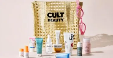 La bolsa de verano Goody Bag Sunny Days de Cult Beauty con los productos que incluye