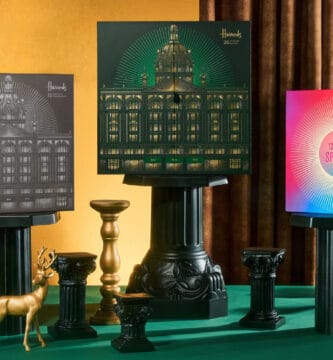 Las tres cajas de los Calendarios de Adviento Harrods 2024, sobre unos pedestales de mármol