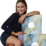 Una modelo posa junto a cajas del Calendario de Adviento Heideman 2024