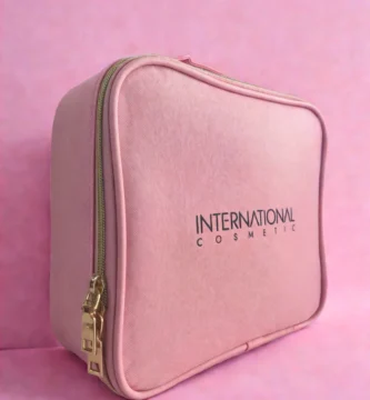 La bolsa neceser en que se presenta el Calendario de adviento International Cosmetic 2024