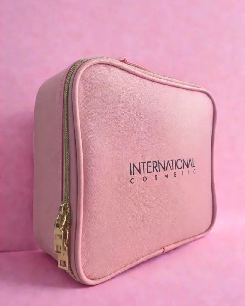 La bolsa neceser en que se presenta el Calendario de adviento International Cosmetic 2024