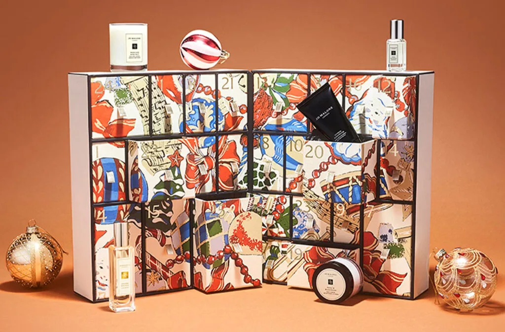 La caja abierta del Calendario de Adviento Jo Malone 2024 con alguno de los productos que incluye
