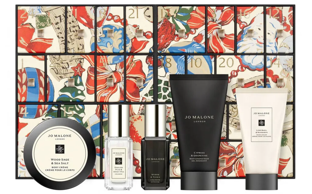 La caja abierta del Calendario de Adviento Jo Malone 2024 con alguno de los productos que incluye