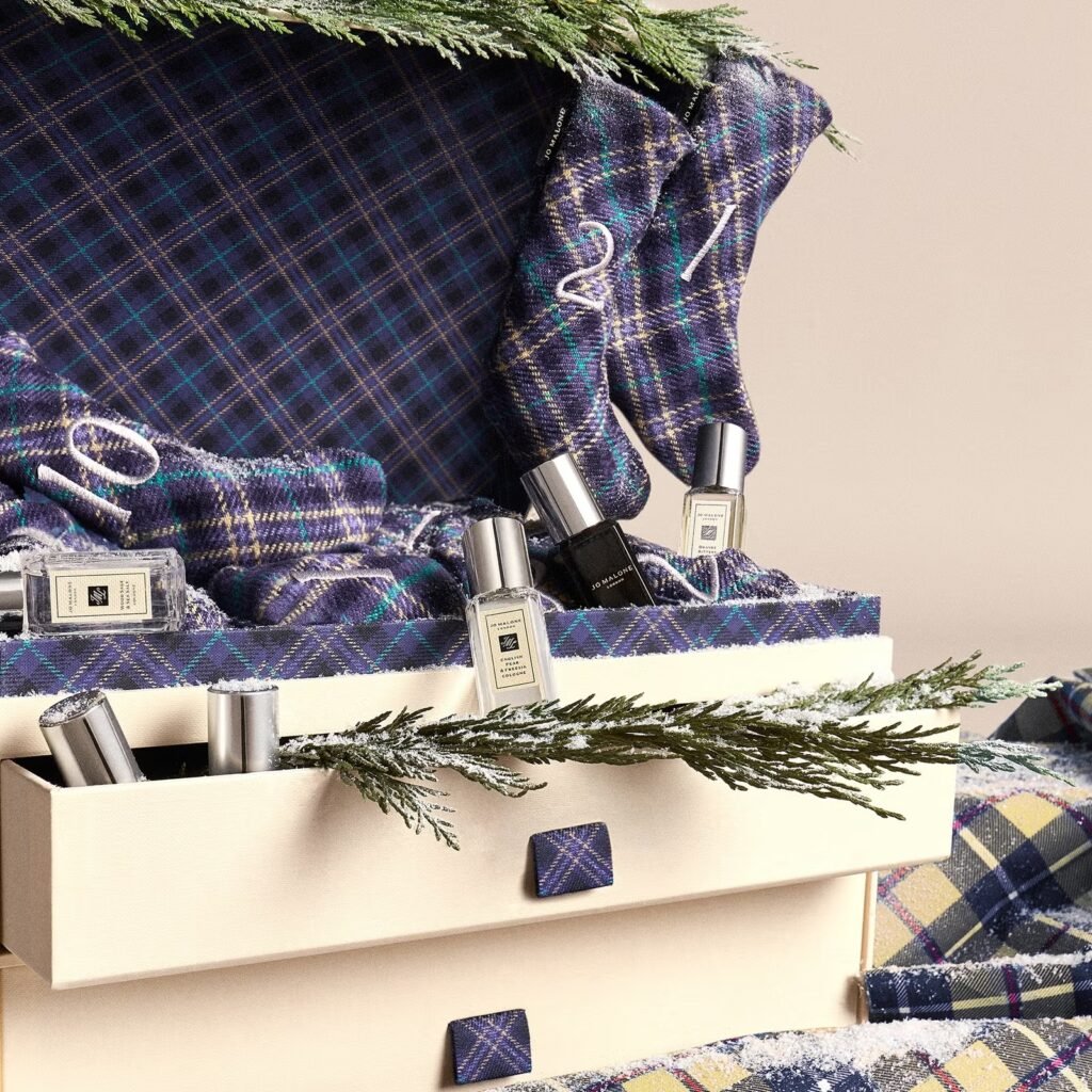 El cofre y algunos de los productos del Calendario de adviento Jo Malone 2026