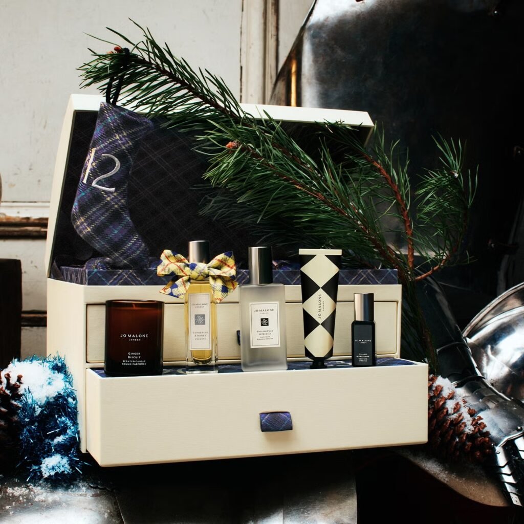 El cofre y algunos de los productos del Calendario de adviento Jo Malone 2026