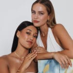 Dos modelos posan con joyas y la caja del calendario de Adviento Heideman