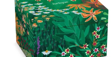 La caja verde con motivos florales y orgánicos del Calendario de adviento Jurlique 2025