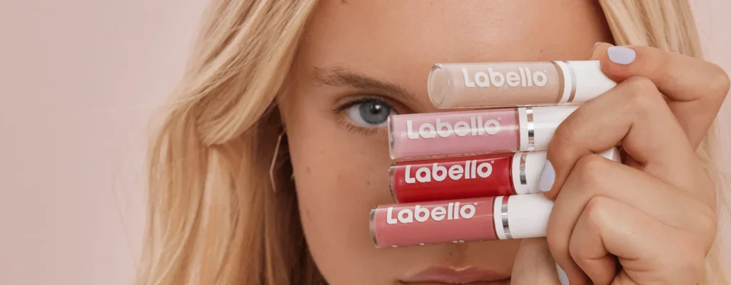 Una mujer con cuatro bálsamos labiales de Labello