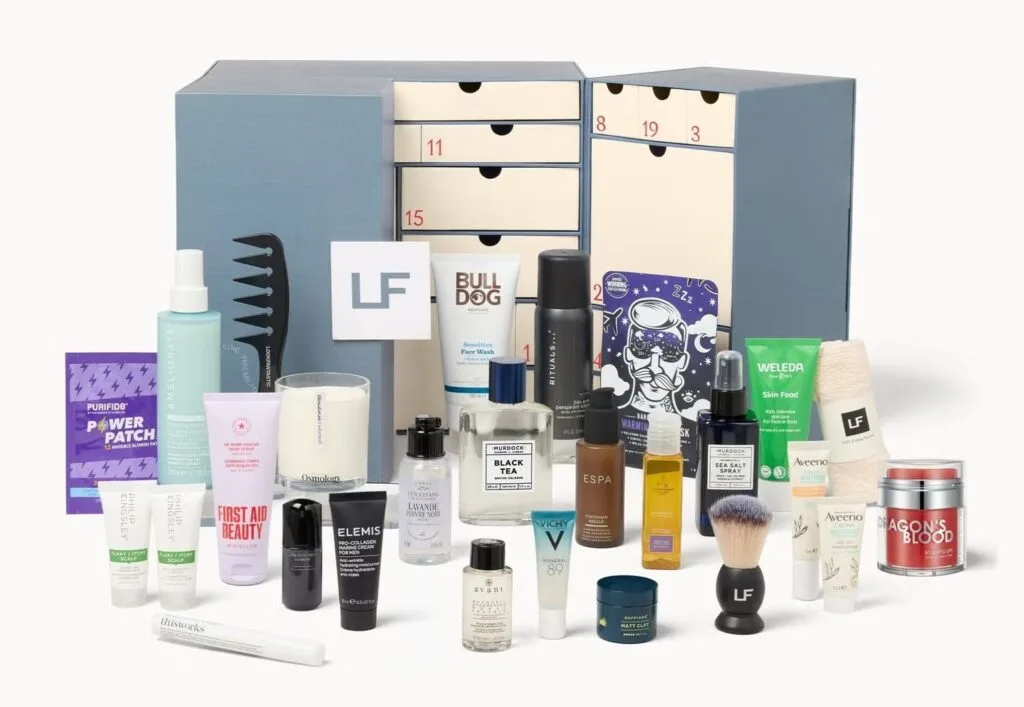 La caja y los productos del Calendario de adviento Lookfantastic 2026 para hombres