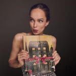 Una modelo posa con la caja del Calendario de adviento L'Oréal Paris 2025 de 12 días