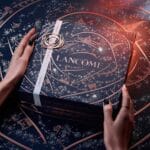 Unas manos sujetan la caja del Lancôme Beauty Box Gift Set