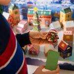Un niño con el Calendario de adviento Legami 2026 "Dream Peaks"