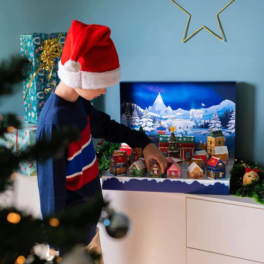 Un niño con el El Calendario de adviento Legami 2026 "Dream Peaks" 