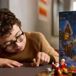 Un niño juega con el Calendario de adviento Lego City 2025