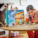 Una niña jugando con las piezas del Calendario de Adviento Lego Friends 2024