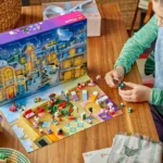 Un niño juega con el Calendario de Adviento Lego Friends 2025