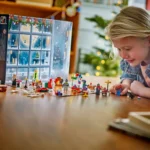 Un niño juega con las piezas Calendario de Adviento Lego Spiderman 2024