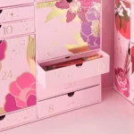 Detalle de la caja reutilizable del Calendario de Adviento Adopt 2024