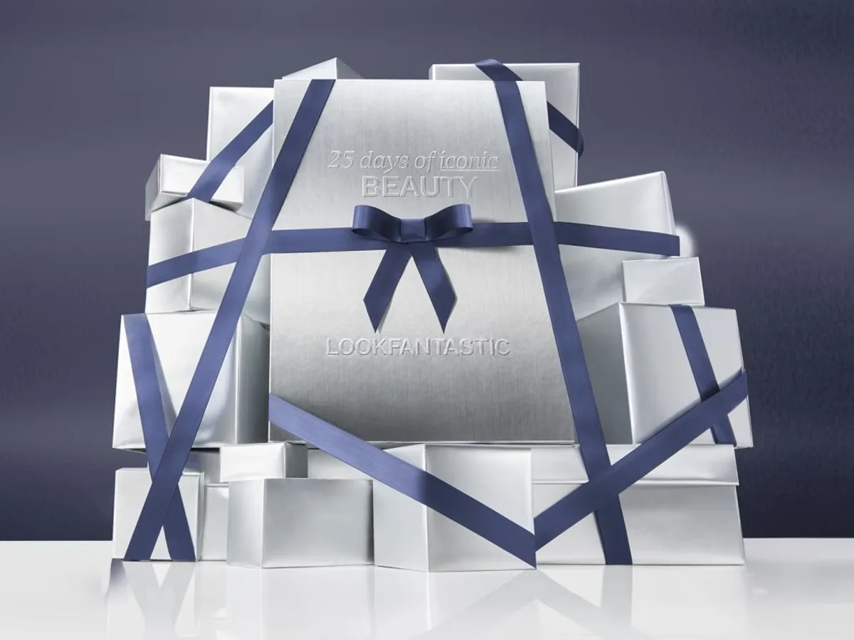 La primera imagen promocional del Calendario de Adviento Lookfantastic 2024, que anticipa que la caja será gris con un lazo en azul