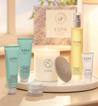 Los seis productos delante de la caja de la edición especial Lookfantastic x ESPA