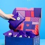 La caja y algunas bolsitas de los producto del Calendario de adviento Lovehoney Enjoy 2025