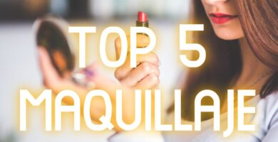 Una joven se dispone a pintarse los labios, con la leyenda sobreimpresionada "TOP 5 MAQUILLAJE"