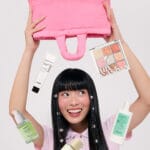 Una modelo asiática vuelca el bolso del Calendario de adviento MiiN Cosmetics 2025