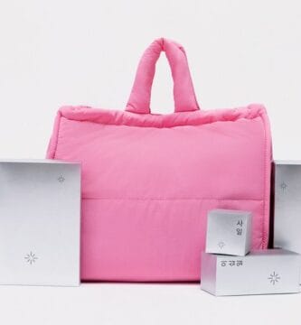 La bolsa neceser rosa junto a algunas cajas plateadas del Calendario de Adviento MiiN Cosmetics 2025
