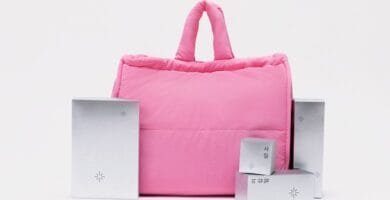 La bolsa neceser rosa junto a algunas cajas plateadas del Calendario de Adviento MiiN Cosmetics 2025