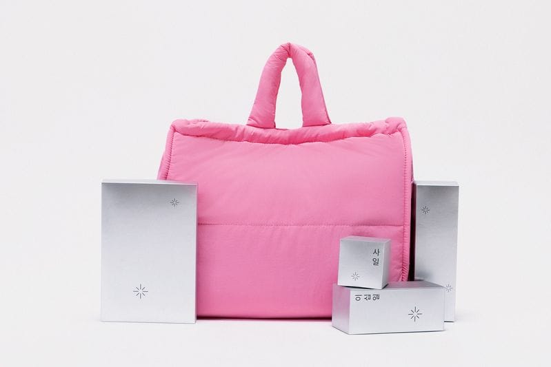 La bolsa neceser rosa junto a algunas cajas plateadas del Calendario de Adviento MiiN Cosmetics 2025