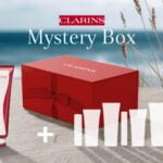 La caja de la Mistery Box de Clarins con uno de los 9 productos y la silueta de los 8 restantes