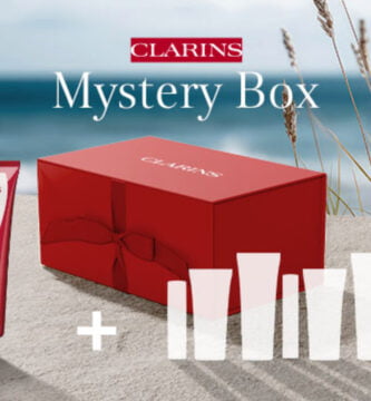 La caja de la Mistery Box de Clarins con uno de los 9 productos y la silueta de los 8 restantes