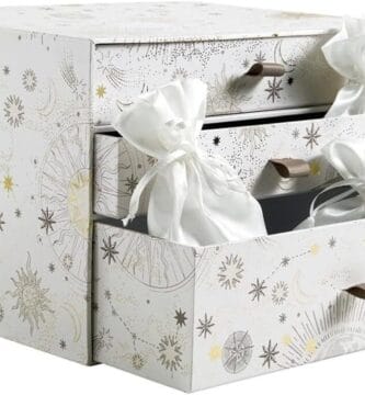 La caja joyero del Calendario de Adviento Mathilde M. 2024 con algunas bolsas de sus sorpresas asomadas a los cajones