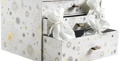 La caja joyero del Calendario de Adviento Mathilde M. 2024 con algunas bolsas de sus sorpresas asomadas a los cajones