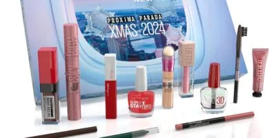 La caja y los productos del Calendario de Adviento Maybelline New York 2024 de 12 Días