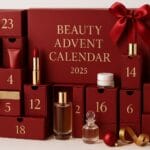 Un calendario de adviento granate con cajas numeradas y productos de cosmética, con el logo "Beauty Advent Calendar 2025"